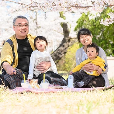 桜の木の下の家族