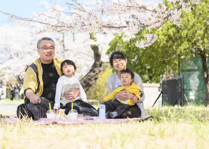 桜の木の下の家族